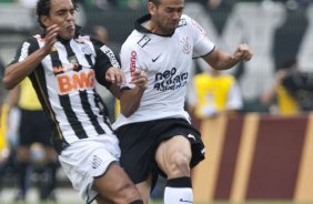 Diogo e Leandro Castn durante a partida entre Corinthians x Santos, vlida pela 9 rodada do Campeonato Paulista de 2011, realizada esta tarde no estdio do Pacaembu