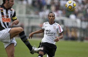 Edu Dracena e Liedson durante a partida entre Corinthians x Santos, vlida pela 9 rodada do Campeonato Paulista de 2011, realizada esta tarde no estdio do Pacaembu