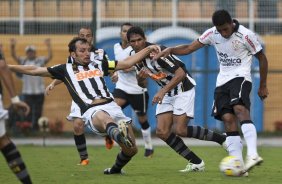 Edu Dracena e Paulinho durante a partida entre Corinthians x Santos, vlida pela 9 rodada do Campeonato Paulista de 2011, realizada esta tarde no estdio do Pacaembu