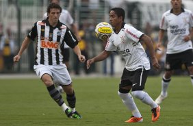 Elano e Jorge Henrique durante a partida entre Corinthians x Santos, vlida pela 9 rodada do Campeonato Paulista de 2011, realizada esta tarde no estdio do Pacaembu