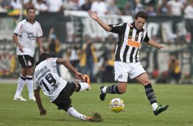 Jorge Henerique e Elano durante a partida entre Corinthians x Santos, vlida pela 9 rodada do Campeonato Paulista de 2011, realizada esta tarde no estdio do Pacaembu