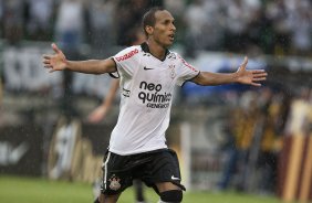 Liedson comemora seu gol durante a partida entre Corinthians x Santos, vlida pela 9 rodada do Campeonato Paulista de 2011, realizada esta tarde no estdio do Pacaembu