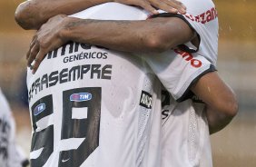 Liedson comemora seu gol durante a partida entre Corinthians x Santos, vlida pela 9 rodada do Campeonato Paulista de 2011, realizada esta tarde no estdio do Pacaembu