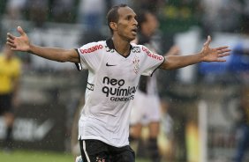 Liedson comemora seu gol durante a partida entre Corinthians x Santos, vlida pela 9 rodada do Campeonato Paulista de 2011, realizada esta tarde no estdio do Pacaembu