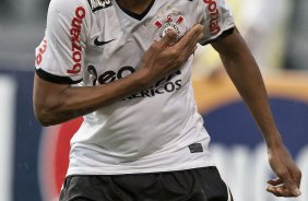 Liedson comemora seu gol durante a partida entre Corinthians x Santos, vlida pela 9 rodada do Campeonato Paulista de 2011, realizada esta tarde no estdio do Pacaembu