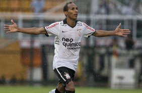 Lieson comemora seu gol durante a partida entre Corinthians x Santos, vlida pela 9 rodada do Campeonato Paulista de 2011, realizada esta tarde no estdio do Pacaembu