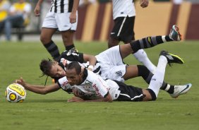 Neymar e Liedson durante a partida entre Corinthians x Santos, vlida pela 9 rodada do Campeonato Paulista de 2011, realizada esta tarde no estdio do Pacaembu