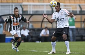 Neymar e Paulinho durante a partida entre Corinthians x Santos, vlida pela 9 rodada do Campeonato Paulista de 2011, realizada esta tarde no estdio do Pacaembu