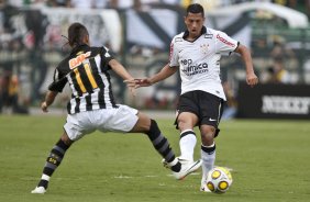 Neymar e Ralf durante a partida entre Corinthians x Santos, vlida pela 9 rodada do Campeonato Paulista de 2011, realizada esta tarde no estdio do Pacaembu