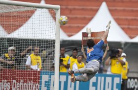 O goleiro Rafael no segura o chute de falta de Fabio Santos no primeiro gol do Corinthians durante a partida entre Corinthians x Santos, vlida pela 9 rodada do Campeonato Paulista de 2011, realizada esta tarde no estdio do Pacaembu