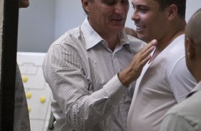 O tcnico Tite cumprimenta Ronaldo nos vestirios antes da partida entre Corinthians x Santos, vlida pela 9 rodada do Campeonato Paulista de 2011, realizada esta tarde no estdio do Pacaembu