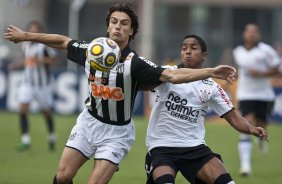 Rodrigo Possebon e Jorge Henrique durante a partida entre Corinthians x Santos, vlida pela 9 rodada do Campeonato Paulista de 2011, realizada esta tarde no estdio do Pacaembu