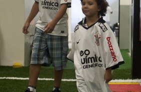 Ronald e Alex, filhos de Ronaldo, nos vestirios antes da partida entre Corinthians x Santos, vlida pela 9 rodada do Campeonato Paulista de 2011, realizada esta tarde no estdio do Pacaembu