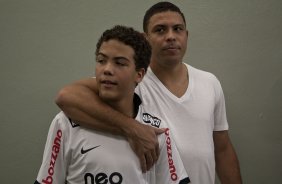 Ronaldo com o filho Ronald nos vestiários antes da partida entre Corinthians x Santos, válida pela 9ª rodada do Campeonato Paulista de 2011, realizada esta tarde no estádio do Pacaembu