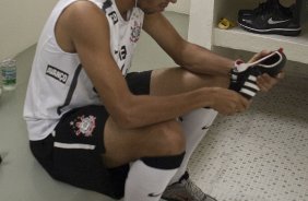 Wallace que comecoa jogando hoje nos vestirios antes da partida entre Corinthians x Santos, vlida pela 9 rodada do Campeonato Paulista de 2011, realizada esta tarde no estdio do Pacaembu