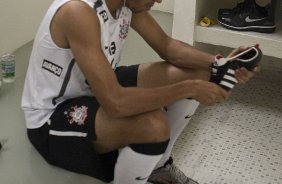 Wallace que comecoa jogando hoje nos vestiários antes da partida entre Corinthians x Santos, válida pela 9ª rodada do Campeonato Paulista de 2011, realizada esta tarde no estádio do Pacaembu