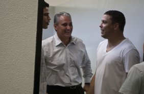 William Machado, gerente de futebol, o técnico Tite e Ronaldo nos vestiários antes da partida entre Corinthians x Santos, válida pela 9ª rodada do Campeonato Paulista de 2011, realizada esta tarde no estádio do Pacaembu