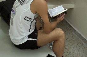 Willian le a Biblia nos vestirios antes da partida entre Corinthians x Santos, vlida pela 9 rodada do Campeonato Paulista de 2011, realizada esta tarde no estdio do Pacaembu