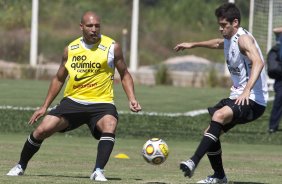 Edno e Marcelo Oliveira durante o treino desta manh no CT Joaquim Grava, no Parque Ecolgico do Tiete. O time se prepara para o jogo contra o Grmio Prudente, sbado, dia 26/02, no Pacaembu, pela 10 rodada do Campeonato Paulista 2011