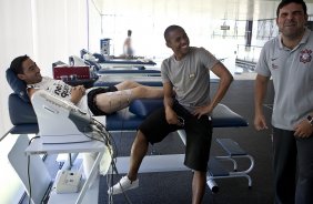 Elias, ex-jogador do Corinthians, visitou Chico, com o o fisioterapeuta Bruno Mazziotti(d) em tratamento na fisioterapia, durante o treino desta manh no CT Joaquim Grava, no Parque Ecolgico do Tiete. O time se prepara para o jogo contra o Grmio Prudente, sbado, dia 26/02, no Pacaembu, pela 10 rodada do Campeonato Paulista 2011