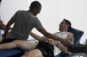 Elias, ex-jogador do Corinthians, visitou Chico, em tratamento na fisioterapia, durante o treino desta manh no CT Joaquim Grava, no Parque Ecolgico do Tiete. O time se prepara para o jogo contra o Grmio Prudente, sbado, dia 26/02, no Pacaembu, pela 10 rodada do Campeonato Paulista 2011