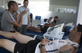 Elias, ex-jogador do Corinthians, visitou Chico, em tratamento na fisioterapia, durante o treino desta manh no CT Joaquim Grava, no Parque Ecolgico do Tiete. O time se prepara para o jogo contra o Grmio Prudente, sbado, dia 26/02, no Pacaembu, pela 10 rodada do Campeonato Paulista 2011