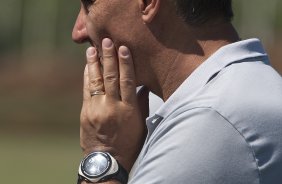 O tcnico Tite durante o treino desta manh no CT Joaquim Grava, no Parque Ecolgico do Tiete. O time se prepara para o jogo contra o Grmio Prudente, sbado, dia 26/02, no Pacaembu, pela 10 rodada do Campeonato Paulista 2011