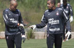 Os goleiros Julio Cesar e Danilo Fernanes jogando par ou impar durante o treino desta manh no CT Joaquim Grava, no Parque Ecolgico do Tiete. O time se prepara para o jogo contra o Grmio Prudente, sbado, dia 26/02, no Pacaembu, pela 10 rodada do Campeonato Paulista 2011