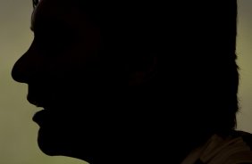 Silhueta de Paulo Andr durante o treino desta manh no CT Joaquim Grava, no Parque Ecolgico do Tiete. O time se prepara para o jogo contra o Grmio Prudente, sbado, dia 26/02, no Pacaembu, pela 10 rodada do Campeonato Paulista 2011