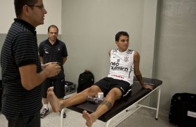 Fabio Santos nos vestirios antes da partida entre Corinthians x Grmio Prudente/Presidente Prudente, vlida pela 10 rodada do Campeonato Paulista de 2011, realizada esta noite no estdio do Pacaembu