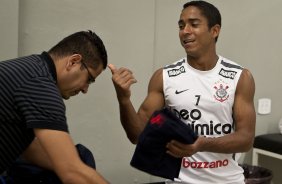 Jorge Henrique brinca com o enfermeiro Cleber Costa nos vestiários antes da partida entre Corinthians x Grêmio Prudente/Presidente Prudente, válida pela 10ª rodada do Campeonato Paulista de 2011, realizada esta noite no estádio do Pacaembu