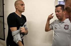 Julio Cesar e auxiliar de Tite, Cleber Xavier nos vestirios antes da partida entre Corinthians x Grmio Prudente/Presidente Prudente, vlida pela 10 rodada do Campeonato Paulista de 2011, realizada esta noite no estdio do Pacaembu