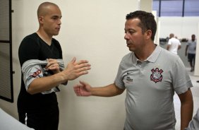 Julio Cesar e Cleber Xavier auxiliar de Tite nos vestirios antes da partida entre Corinthians x Grmio Prudente/Presidente Prudente, vlida pela 10 rodada do Campeonato Paulista de 2011, realizada esta noite no estdio do Pacaembu