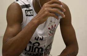 Liedson nos vestiários antes da partida entre Corinthians x Grêmio Prudente/Presidente Prudente, válida pela 10ª rodada do Campeonato Paulista de 2011, realizada esta noite no estádio do Pacaembu
