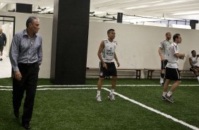 Tite e Dentinho nos vestiários antes da partida entre Corinthians x Grêmio Prudente/Presidente Prudente, válida pela 10ª rodada do Campeonato Paulista de 2011, realizada esta noite no estádio do Pacaembu