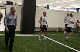 Tite e Dentinho nos vestirios antes da partida entre Corinthians x Grmio Prudente/Presidente Prudente, vlida pela 10 rodada do Campeonato Paulista de 2011, realizada esta noite no estdio do Pacaembu