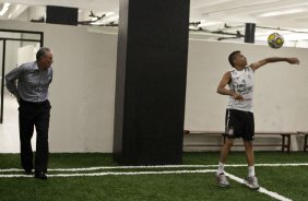 Tite e Dentinho nos vestiários antes da partida entre Corinthians x Grêmio Prudente/Presidente Prudente, válida pela 10ª rodada do Campeonato Paulista de 2011, realizada esta noite no estádio do Pacaembu