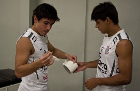Willian e Moradei nos vestiários antes da partida entre Corinthians x Grêmio Prudente/Presidente Prudente, válida pela 10ª rodada do Campeonato Paulista de 2011, realizada esta noite no estádio do Pacaembu