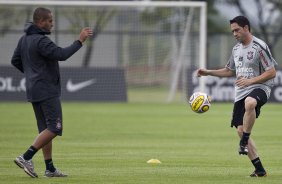 Chico(d) voltou a trabalhar com bola com o fisiorerapeuta Caio Mello durante o treino do Corinthians esta tarde no CT Joaquim Grava, Parque Ecolgico do Tiete. O time se prepara para o jogo contra o Linense, sbado, dia 05/03, no estdio Gilberto Lopes, em Lins/SP, pela 11 rodada do Campeonato Paulista 2011