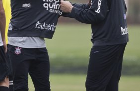 Dentinho brinca com Julio Cesar durante o treino do Corinthians esta tarde no CT Joaquim Grava, Parque Ecolgico do Tiete. O time se prepara para o jogo contra o Linense, sbado, dia 05/03, no estdio Gilberto Lopes, em Lins/SP, pela 11 rodada do Campeonato Paulista 2011