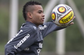 Dentinho durante o treino do Corinthians esta tarde no CT Joaquim Grava, Parque Ecolgico do Tiete. O time se prepara para o jogo contra o Linense, sbado, dia 05/03, no estdio Gilberto Lopes, em Lins/SP, pela 11 rodada do Campeonato Paulista 2011