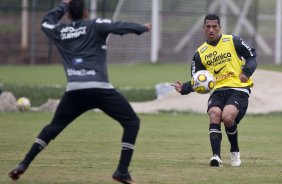 Dentinho e Ralf durante o treino do Corinthians esta tarde no CT Joaquim Grava, Parque Ecolgico do Tiete. O time se prepara para o jogo contra o Linense, sbado, dia 05/03, no estdio Gilberto Lopes, em Lins/SP, pela 11 rodada do Campeonato Paulista 2011