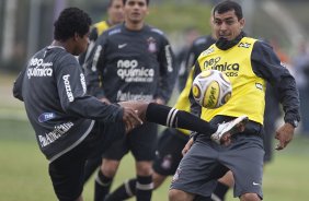 Elias e o auxiliar Fabio Carille durante o treino do Corinthians esta tarde no CT Joaquim Grava, Parque Ecolgico do Tiete. O time se prepara para o jogo contra o Linense, sbado, dia 05/03, no estdio Gilberto Lopes, em Lins/SP, pela 11 rodada do Campeonato Paulista 2011