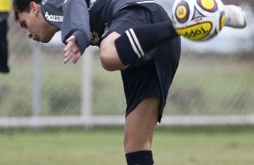 Fabio Santos durante o treino do Corinthians esta tarde no CT Joaquim Grava, Parque Ecolgico do Tiete. O time se prepara para o jogo contra o Linense, sbado, dia 05/03, no estdio Gilberto Lopes, em Lins/SP, pela 11 rodada do Campeonato Paulista 2011