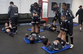 Jogadore fazendo alongamento durante o treino do Corinthians esta tarde no CT Joaquim Grava, Parque Ecolgico do Tiete. O time se prepara para o jogo contra o Linense, sbado, dia 05/03, no estdio Gilberto Lopes, em Lins/SP, pela 11 rodada do Campeonato Paulista 2011