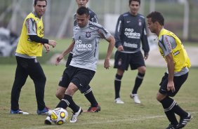 Leandro Castn e Morais durante o treino do Corinthians esta tarde no CT Joaquim Grava, Parque Ecolgico do Tiete. O time se prepara para o jogo contra o Linense, sbado, dia 05/03, no estdio Gilberto Lopes, em Lins/SP, pela 11 rodada do Campeonato Paulista 2011