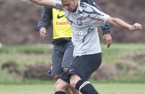 Leandro Castn e o auxiliar Fabio Carille durante o treino do Corinthians esta tarde no CT Joaquim Grava, Parque Ecolgico do Tiete. O time se prepara para o jogo contra o Linense, sbado, dia 05/03, no estdio Gilberto Lopes, em Lins/SP, pela 11 rodada do Campeonato Paulista 2011