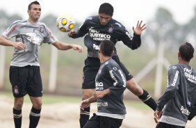 Leandro Castn e Wallace durante o treino do Corinthians esta tarde no CT Joaquim Grava, Parque Ecolgico do Tiete. O time se prepara para o jogo contra o Linense, sbado, dia 05/03, no estdio Gilberto Lopes, em Lins/SP, pela 11 rodada do Campeonato Paulista 2011