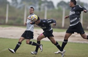 Leandro Castn; Wallace e Ralf durante o treino do Corinthians esta tarde no CT Joaquim Grava, Parque Ecolgico do Tiete. O time se prepara para o jogo contra o Linense, sbado, dia 05/03, no estdio Gilberto Lopes, em Lins/SP, pela 11 rodada do Campeonato Paulista 2011