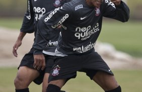 Liedson e Ralf, atras, durante o treino do Corinthians esta tarde no CT Joaquim Grava, Parque Ecolgico do Tiete. O time se prepara para o jogo contra o Linense, sbado, dia 05/03, no estdio Gilberto Lopes, em Lins/SP, pela 11 rodada do Campeonato Paulista 2011